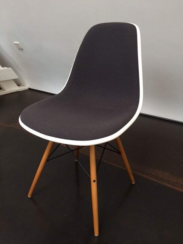 Vitra Eames Bekleed Houten Poot